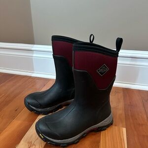 Muck Boots Black and Burgundy